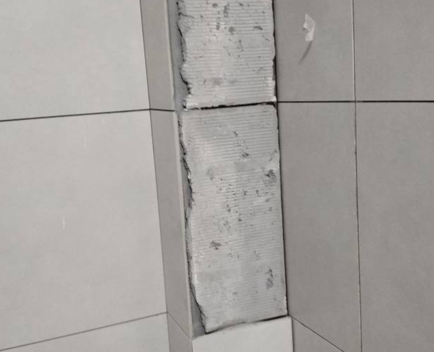 永州瓷砖空鼓维修公司分享下瓷砖施工前基层浇水润湿程度不足，可能导致以下问题